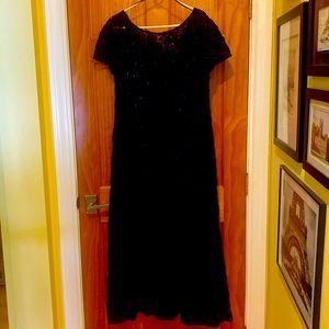 This is an Alex Evenings Mother of the Bride dress in very good condition.